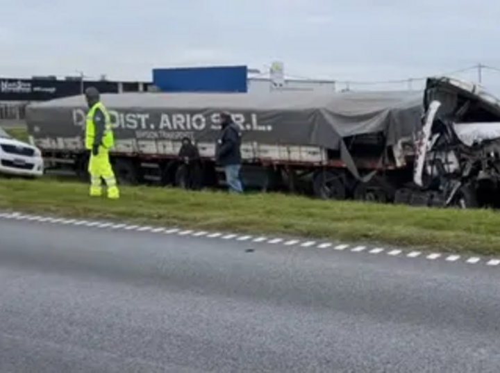 Imagen de Impresionante choque de camiones en la autopista Rosario-Buenos Aires entre Arroyo Seco y Fighiera
