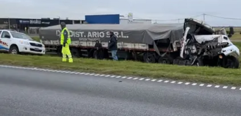 Imagen de Impresionante choque de camiones en la autopista Rosario-Buenos Aires entre Arroyo Seco y Fighiera