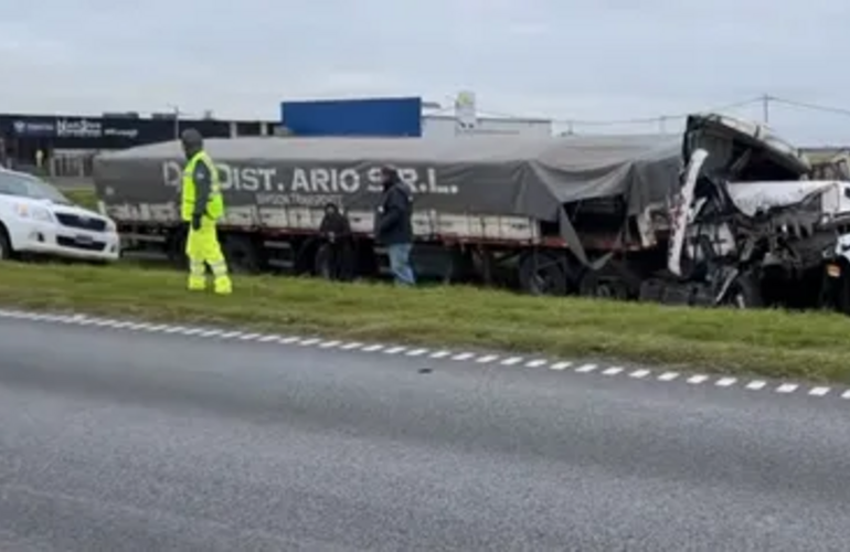 Imagen de Impresionante choque de camiones en la autopista Rosario-Buenos Aires entre Arroyo Seco y Fighiera