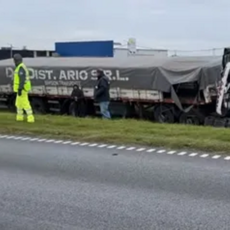 Imagen de Impresionante choque de camiones en la autopista Rosario-Buenos Aires entre Arroyo Seco y Fighiera