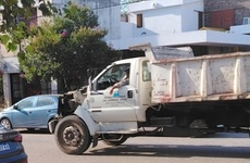 Cami&oacute;n municipal fotografiado circulando en zona centro.