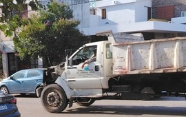 Cami&oacute;n municipal fotografiado circulando en zona centro.