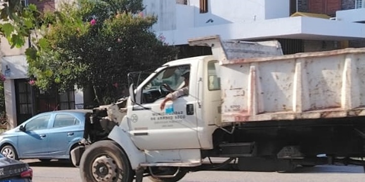 Cami&oacute;n municipal fotografiado circulando en zona centro.