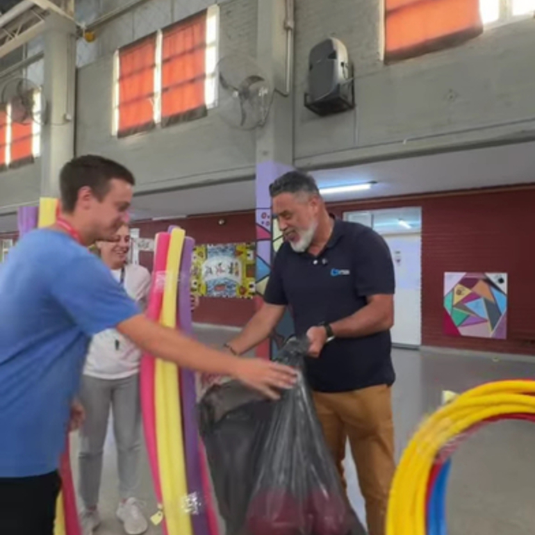 Imagen de Entrega de materiales deportivos a escuelas de la localidad