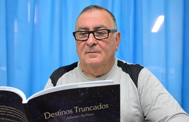 Imagen de Alberto Aichino presta su novela "Destinos Truncados