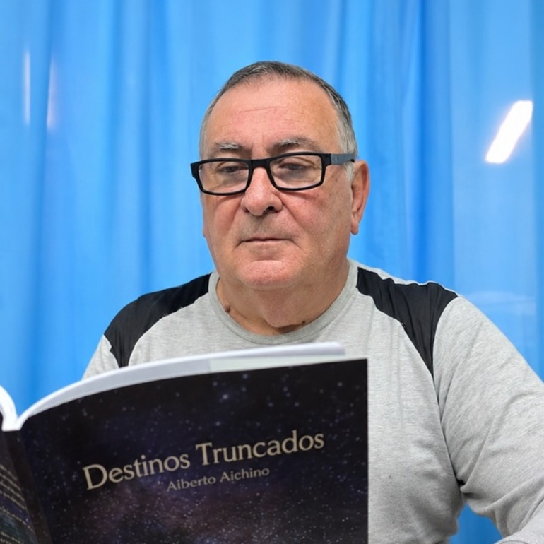 Imagen de Alberto Aichino presta su novela "Destinos Truncados