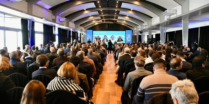Imagen de Alvear estuvo presente en la Terminal Fluvial de Rosario para formar parte de la conferencia �Fabricar Futuro�
