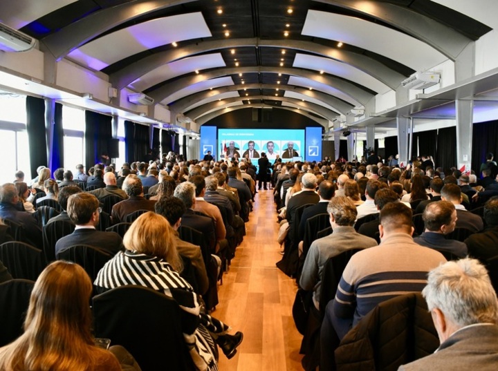 Imagen de Alvear estuvo presente en la Terminal Fluvial de Rosario para formar parte de la conferencia �Fabricar Futuro�