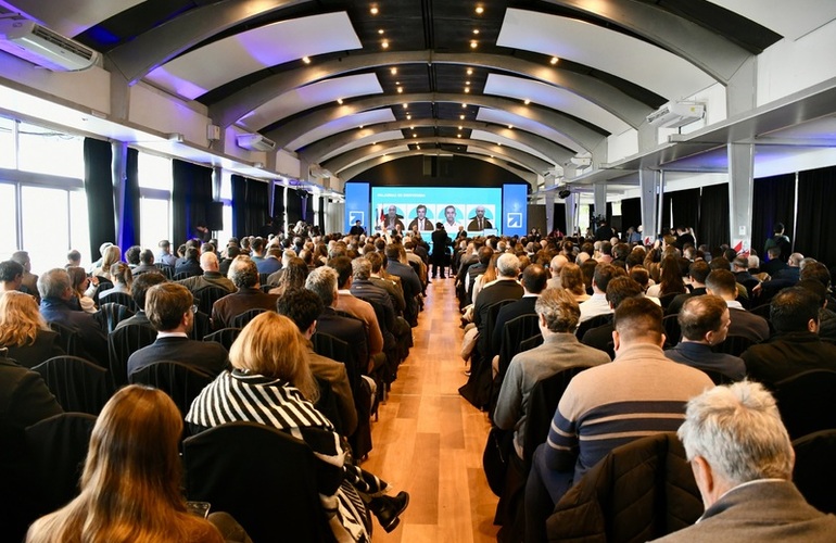 Imagen de Alvear estuvo presente en la Terminal Fluvial de Rosario para formar parte de la conferencia �Fabricar Futuro�