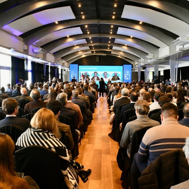 Imagen de Alvear estuvo presente en la Terminal Fluvial de Rosario para formar parte de la conferencia �Fabricar Futuro�