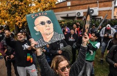 Imagen de Miles de fan&aacute;ticos despidieron al Indio Solari frente a su casa en Parque Leloir