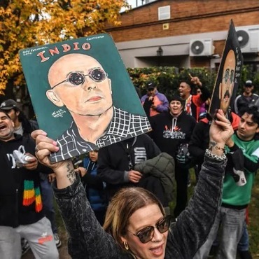 Imagen de Miles de fan&aacute;ticos despidieron al Indio Solari frente a su casa en Parque Leloir