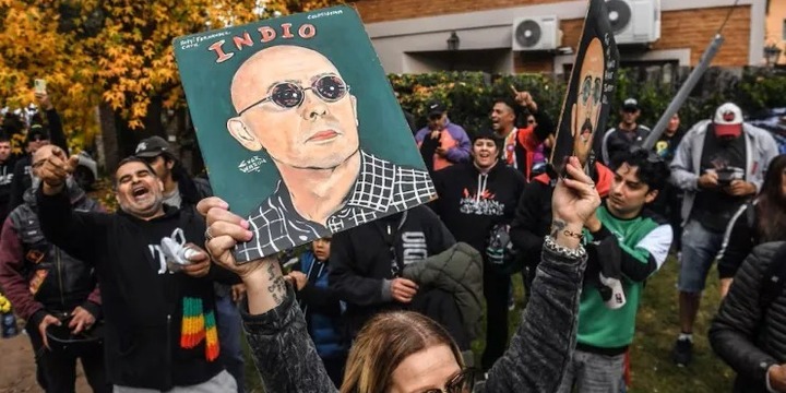 Imagen de Miles de fan&aacute;ticos despidieron al Indio Solari frente a su casa en Parque Leloir