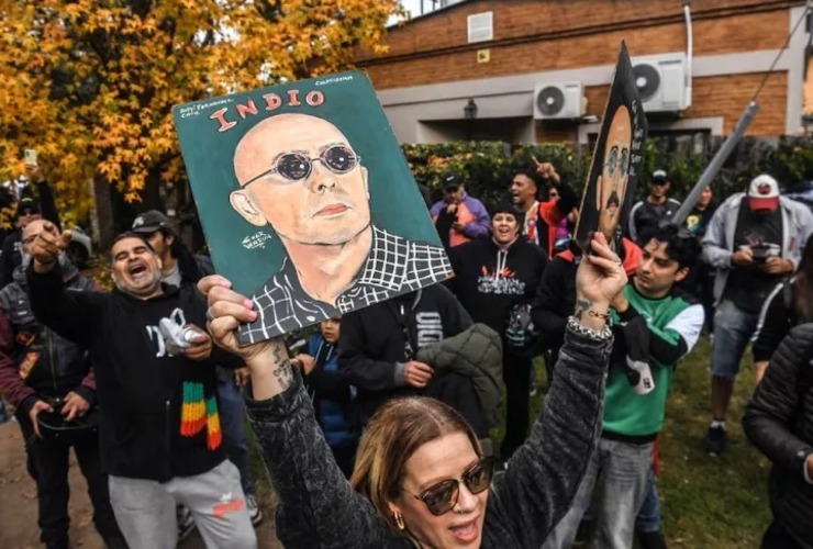 Imagen de Miles de fan&aacute;ticos despidieron al Indio Solari frente a su casa en Parque Leloir