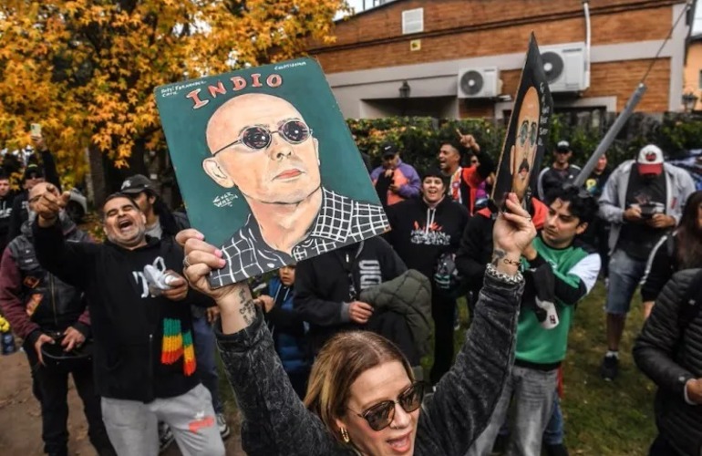 Imagen de Miles de fan&aacute;ticos despidieron al Indio Solari frente a su casa en Parque Leloir