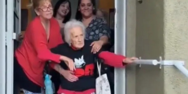 Imagen de La m&iacute;stica no tiene edad: una abuela desde un geri&aacute;trico conmovi&oacute; a la marea ricotera en la hist&oacute;rica despedida al Indio Solari