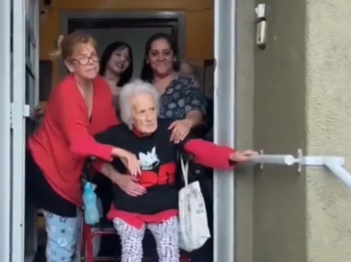 Imagen de La m&iacute;stica no tiene edad: una abuela desde un geri&aacute;trico conmovi&oacute; a la marea ricotera en la hist&oacute;rica despedida al Indio Solari
