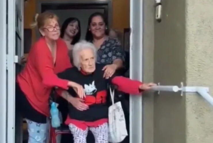 Imagen de La m&iacute;stica no tiene edad: una abuela desde un geri&aacute;trico conmovi&oacute; a la marea ricotera en la hist&oacute;rica despedida al Indio Solari