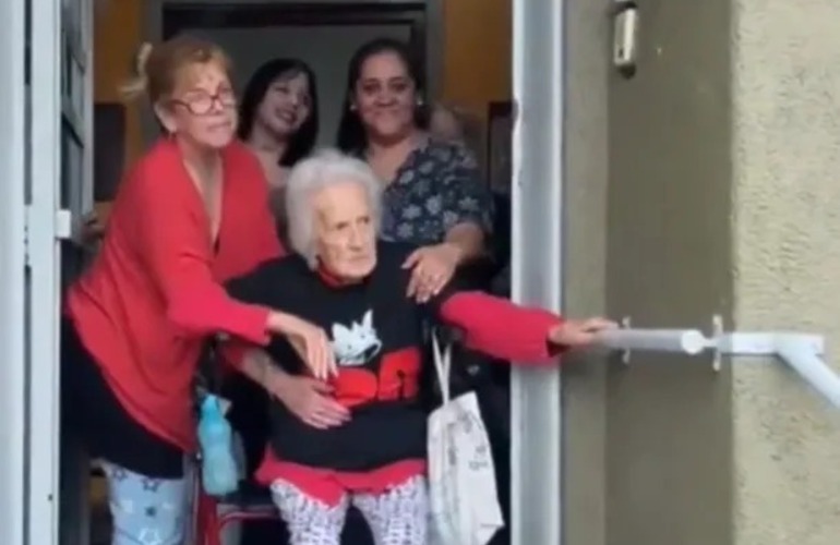 Imagen de La m&iacute;stica no tiene edad: una abuela desde un geri&aacute;trico conmovi&oacute; a la marea ricotera en la hist&oacute;rica despedida al Indio Solari