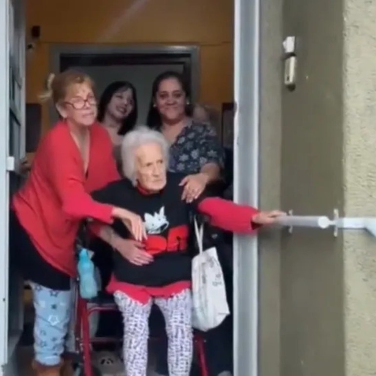 Imagen de La m&iacute;stica no tiene edad: una abuela desde un geri&aacute;trico conmovi&oacute; a la marea ricotera en la hist&oacute;rica despedida al Indio Solari