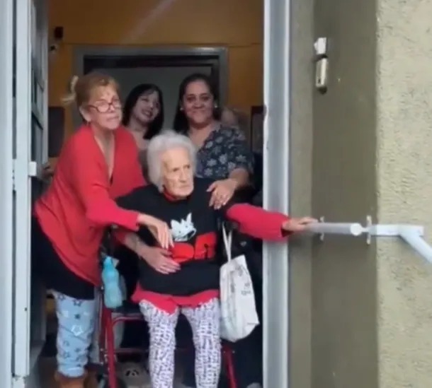 Imagen de La m&iacute;stica no tiene edad: una abuela desde un geri&aacute;trico conmovi&oacute; a la marea ricotera en la hist&oacute;rica despedida al Indio Solari
