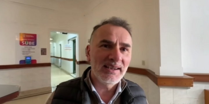 Miguel "Coty" Velázquez fue interpelado al salir de la municipalidad y en vivo durante el programa "Dos & Pico" Miguel "Coty" Velázquez fue interpelado al salir de la municipalidad y en vivo durante el programa "Dos & Pico"