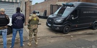 Imagen de Detuvieron a dos polic&iacute;as y un civil tras allanamientos en Rosario y la regi&oacute;n