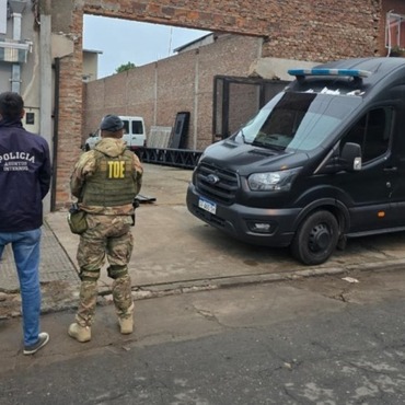 Imagen de Detuvieron a dos polic&iacute;as y un civil tras allanamientos en Rosario y la regi&oacute;n