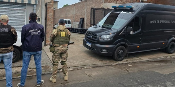 Imagen de Detuvieron a dos polic&iacute;as y un civil tras allanamientos en Rosario y la regi&oacute;n