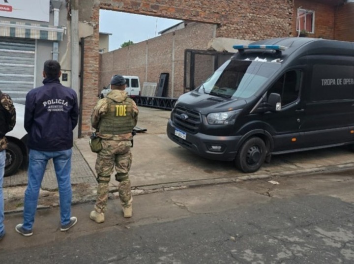 Imagen de Detuvieron a dos polic&iacute;as y un civil tras allanamientos en Rosario y la regi&oacute;n