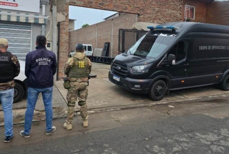 Imagen de Detuvieron a dos polic&iacute;as y un civil tras allanamientos en Rosario y la regi&oacute;n