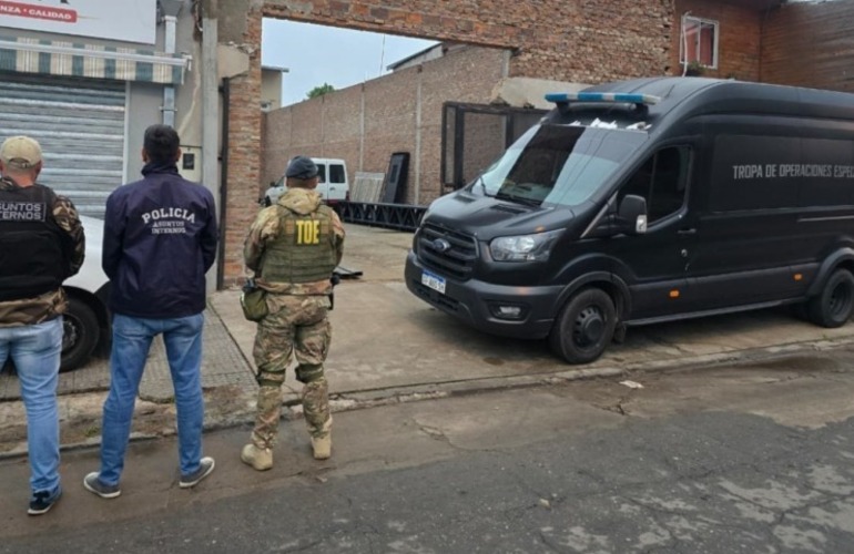 Imagen de Detuvieron a dos polic&iacute;as y un civil tras allanamientos en Rosario y la regi&oacute;n