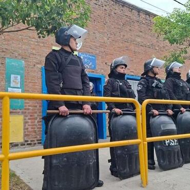 Imagen de M&aacute;xima tensi&oacute;n en Rosario: graves incidentes frente a un jard&iacute;n de infantes tras una denuncia de presunto abuso sexual