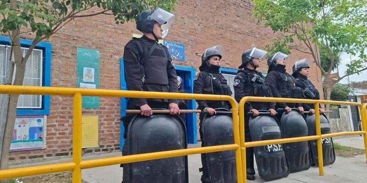 Imagen de M&aacute;xima tensi&oacute;n en Rosario: graves incidentes frente a un jard&iacute;n de infantes tras una denuncia de presunto abuso sexual