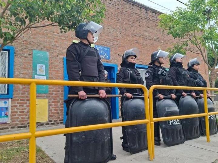 Imagen de M&aacute;xima tensi&oacute;n en Rosario: graves incidentes frente a un jard&iacute;n de infantes tras una denuncia de presunto abuso sexual