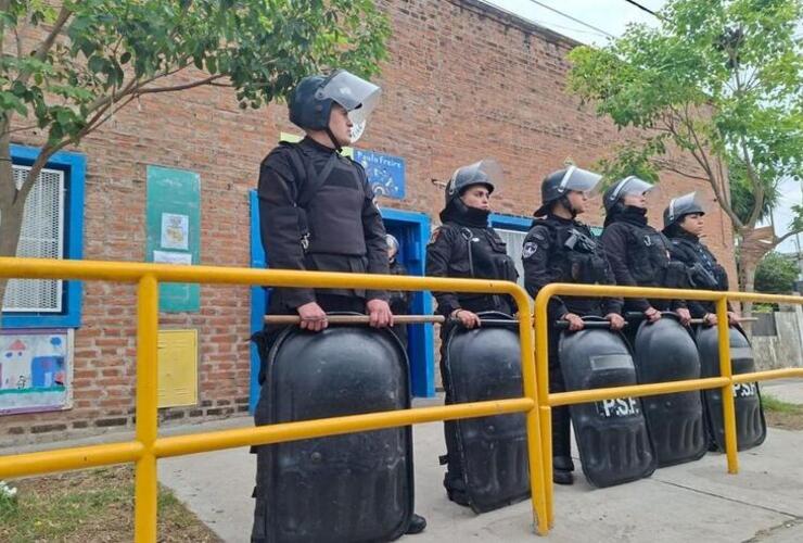 Imagen de M&aacute;xima tensi&oacute;n en Rosario: graves incidentes frente a un jard&iacute;n de infantes tras una denuncia de presunto abuso sexual