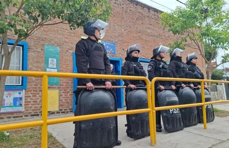 Imagen de M&aacute;xima tensi&oacute;n en Rosario: graves incidentes frente a un jard&iacute;n de infantes tras una denuncia de presunto abuso sexual