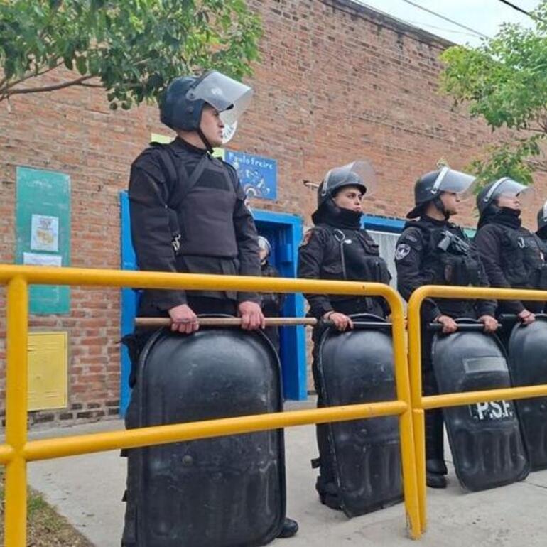 Imagen de M&aacute;xima tensi&oacute;n en Rosario: graves incidentes frente a un jard&iacute;n de infantes tras una denuncia de presunto abuso sexual