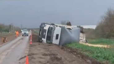 Imagen de Caos en el acceso a Cargill: volc&oacute; un cami&oacute;n cargado de cereal tras morder una banquina de barro