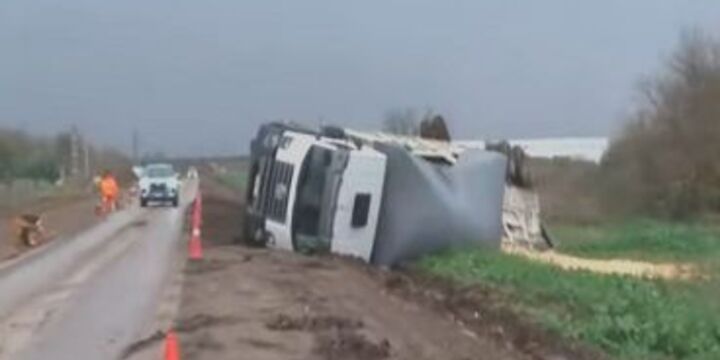 Imagen de Caos en el acceso a Cargill: volc&oacute; un cami&oacute;n cargado de cereal tras morder una banquina de barro