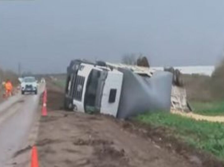 Imagen de Caos en el acceso a Cargill: volc&oacute; un cami&oacute;n cargado de cereal tras morder una banquina de barro