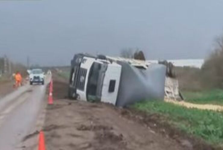 Imagen de Caos en el acceso a Cargill: volc&oacute; un cami&oacute;n cargado de cereal tras morder una banquina de barro