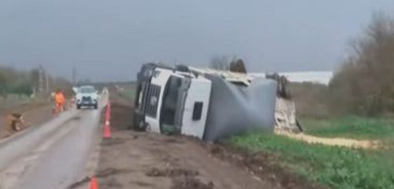 Imagen de Caos en el acceso a Cargill: volc&oacute; un cami&oacute;n cargado de cereal tras morder una banquina de barro