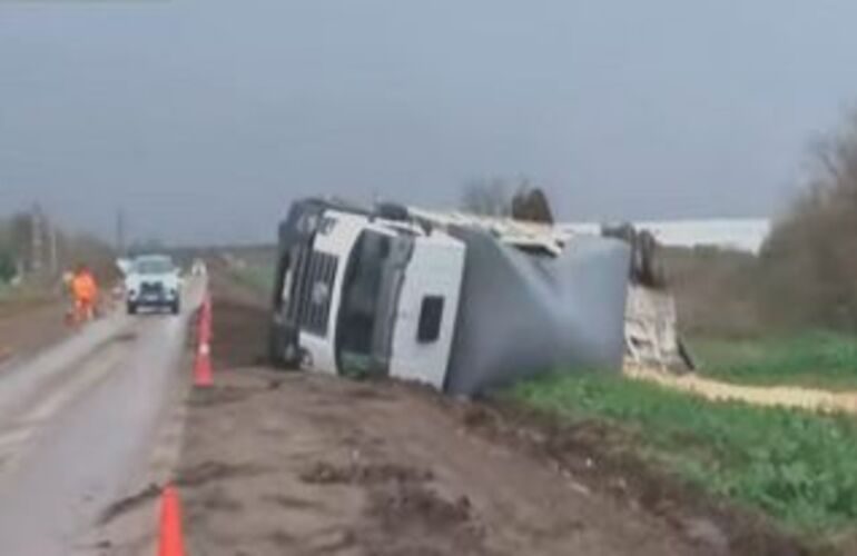 Imagen de Caos en el acceso a Cargill: volc&oacute; un cami&oacute;n cargado de cereal tras morder una banquina de barro