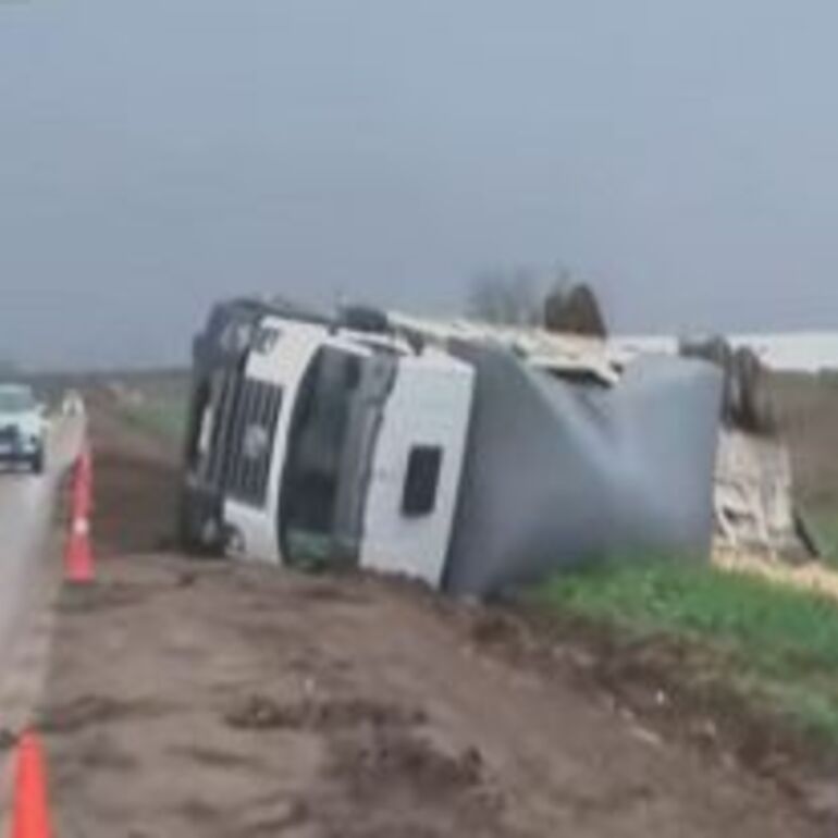 Imagen de Caos en el acceso a Cargill: volc&oacute; un cami&oacute;n cargado de cereal tras morder una banquina de barro