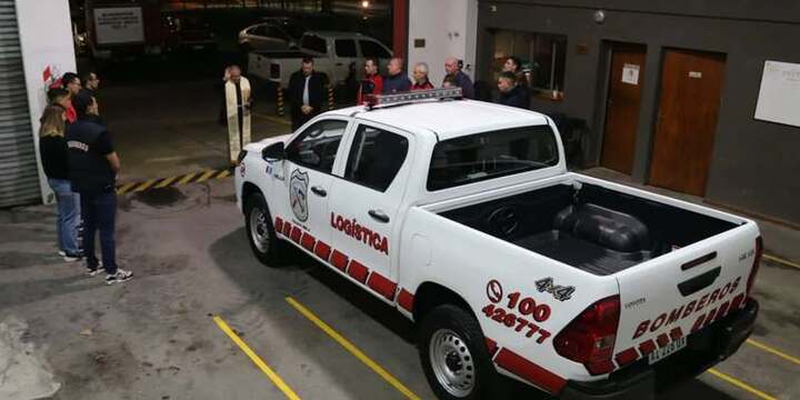 Imagen de Los Bomberos Voluntarios bendijeron una nueva unidad 0km destinada a log&iacute;stica