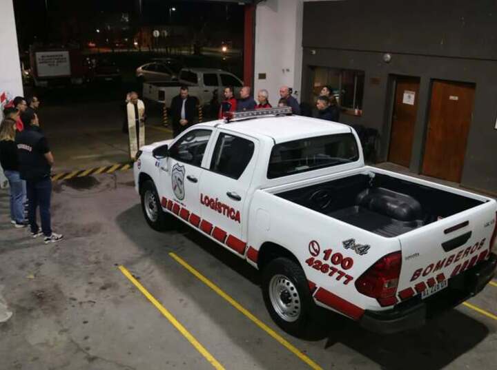 Imagen de Los Bomberos Voluntarios bendijeron una nueva unidad 0km destinada a log&iacute;stica