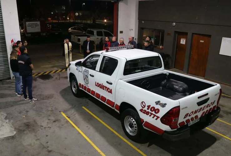 Imagen de Los Bomberos Voluntarios bendijeron una nueva unidad 0km destinada a log&iacute;stica
