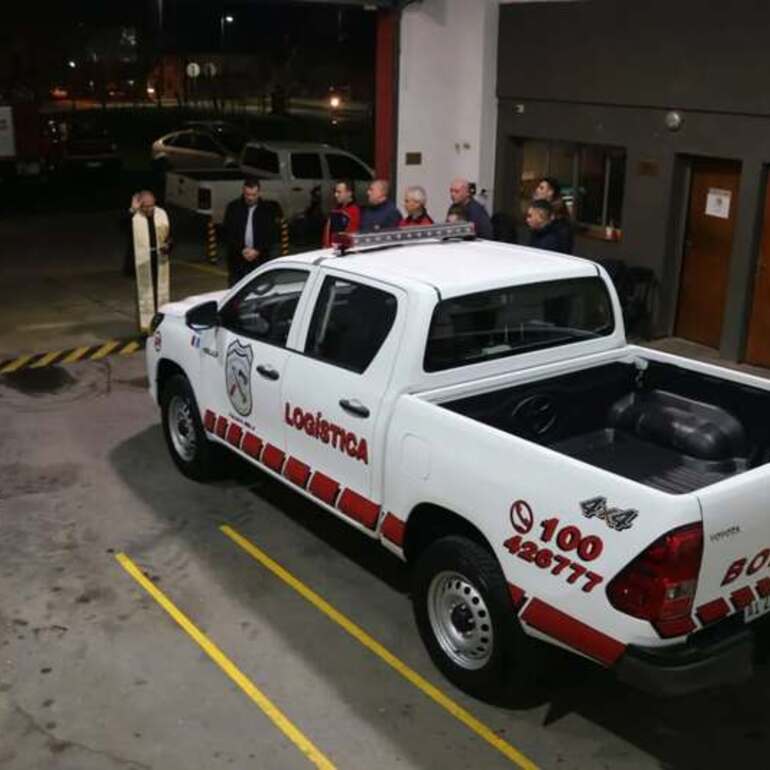 Imagen de Los Bomberos Voluntarios bendijeron una nueva unidad 0km destinada a log&iacute;stica