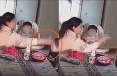 "Com&eacute; bien", le dice antes de golpearla con una mano.
